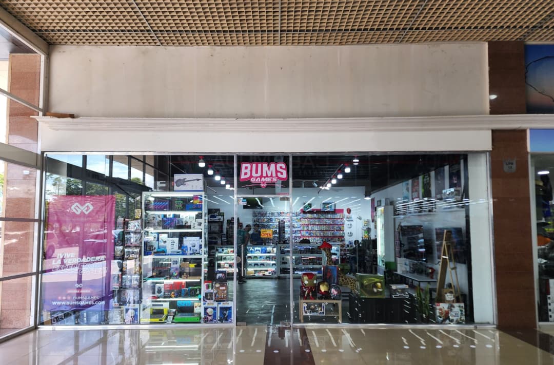 Fachada de la tienda BumsGames en Alta Vista 2
